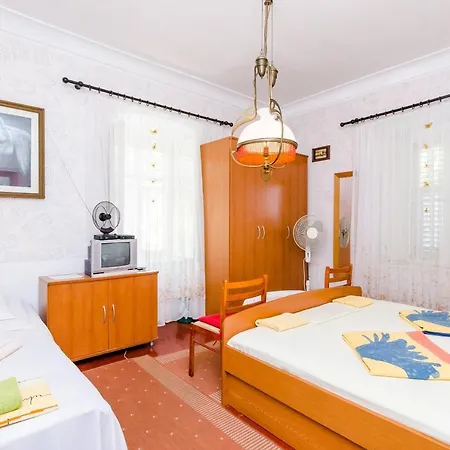 Ivana - Triple With Shared Bathroom Apartment