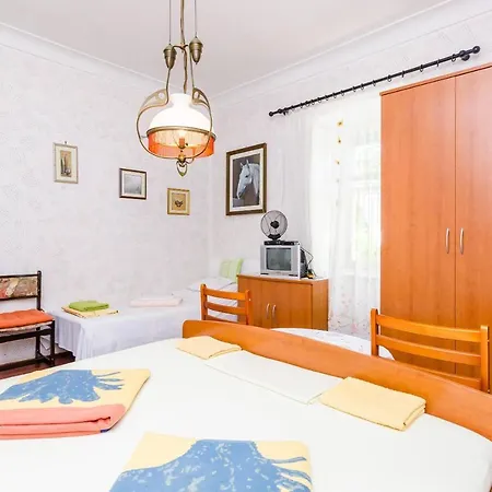 Ivana - Triple With Shared Bathroom *
