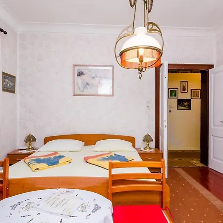 Apartment Ivana - Triple With Shared Bathroom *